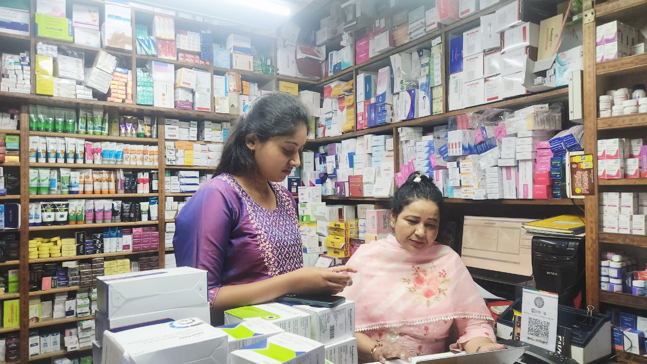 बड़ी खबर : हरिद्वार मेडिकल स्टोरों तीन दिन में हुए ताबड़तोड़ औचक निरिक्षण 20 से ज्यादा नमूने लिए गए जाँच के लिए। आखिर कहा -कहा और क्या ? Tap कर जाने क्या कहा ड्रग इंस्पेक्टर ने